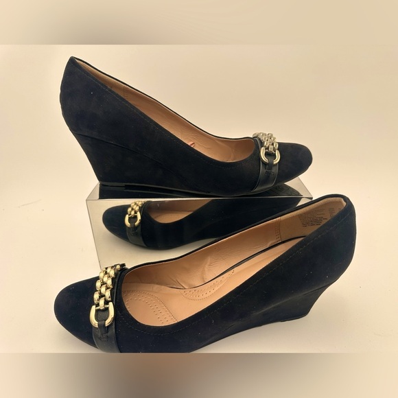DEXFLEX wedge pump 3” heels black “suede” gold chain - Picture 8 of 10